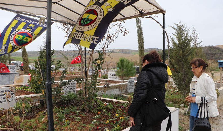 Fenerbahçe bayrakları asılan mezarlıkta ağabeyini andı; enkazdan boynunda takımının atkısıyla çıktı / Ek fotoğraflar