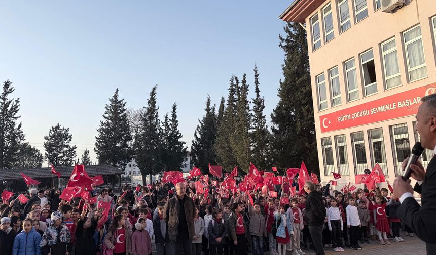 Kadirli Atatürk ilkokulu-Ortaokulu'nda ilk ders 'Bayrak Sevgisi'