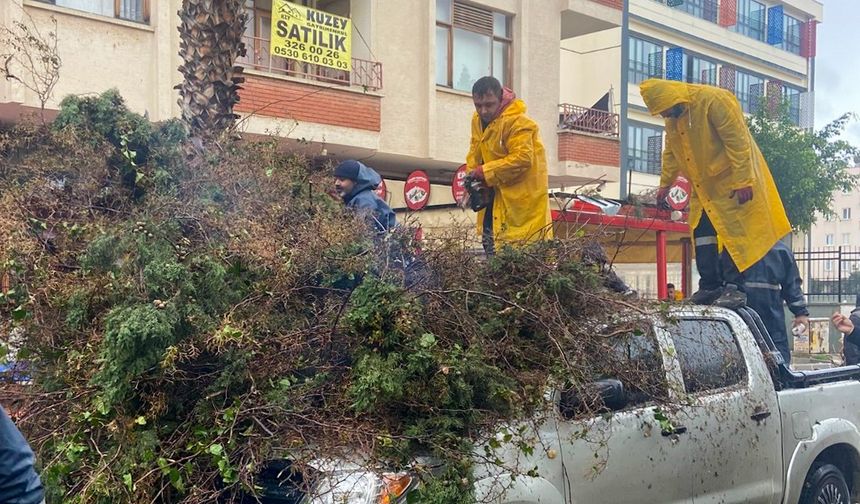 Mersin'de ekipler olumsuzlukları gideriyor