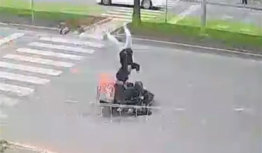 Mersin'de motokuryenin yaya geçidinde çocuğa çarptığı kaza kamerada: 1 yaralı