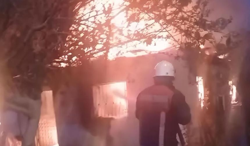 Mersin Erdemli’de soba yangını: Ev küle döndü