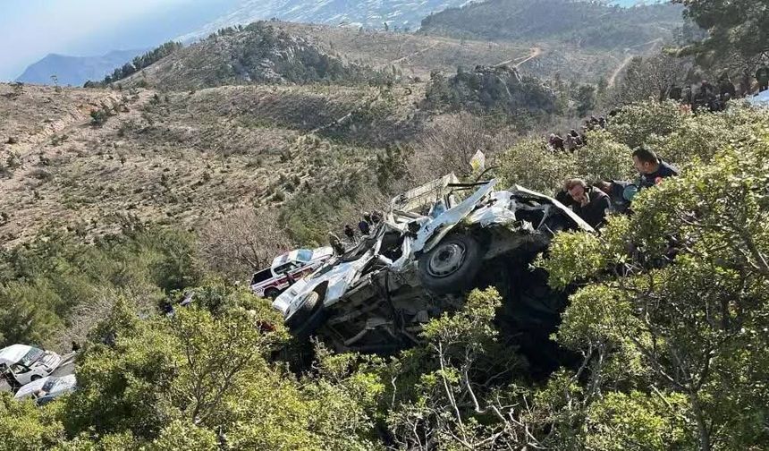 Mersin'de işçi servisi, uçurumdan yuvarlandı; 3 ölü, 11 yaralı