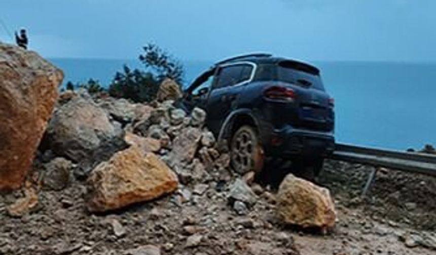 Mersin-Antalya Yolunda Heyelan: D-400 Ulaşıma Kapandı, 1 Yaralı