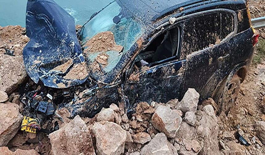 Mersin'de heyelan; kaya parçalarının altında kalan cipin sürücüsü yaralandı