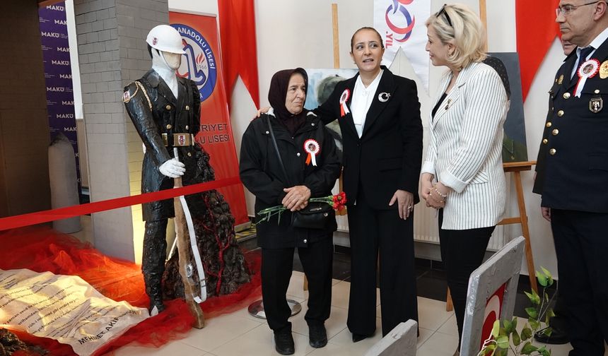 Atık malzemelerden şehitlik anıtı