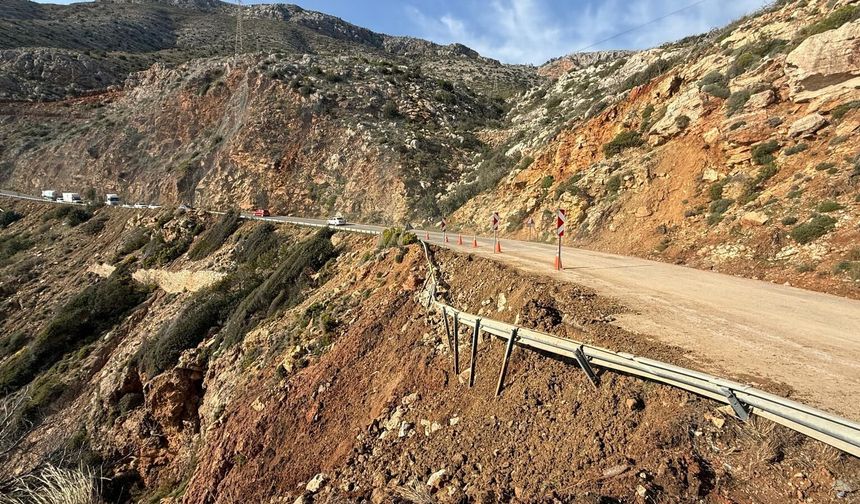Aydıncık-Bozyazı karayolunda çökme yaşandı