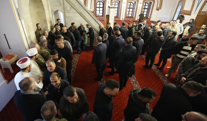Bakan Güler, bayram namazını Hatay'daki tarihi caminde kıldı