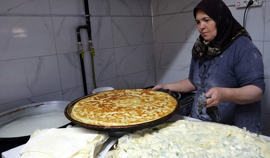 Burdur'da su böreği mesaisi