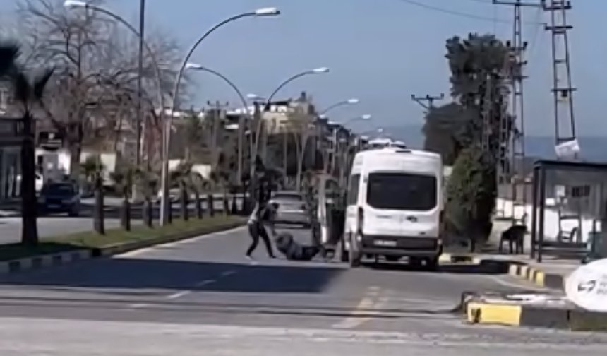 Durak görevlisi, minibüs şoförünü darbetti