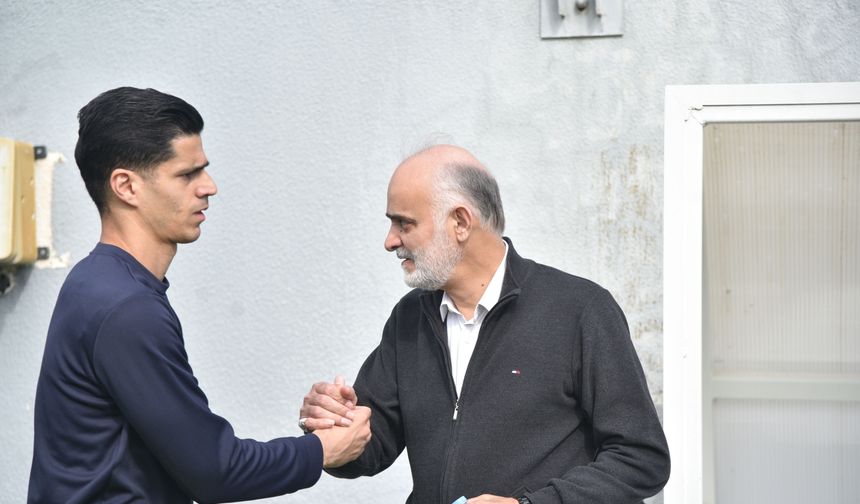 FIFA Başkanı Infantıno'nun izlediği maçta, İran Milli Takımı sahaya öldürülen çocukların fotoğraflarıyla çıktı (2)