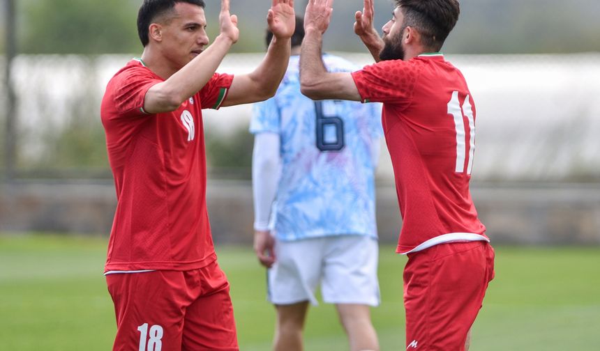 FIFA Başkanı Infantıno'nun izlediği maçta, İran Milli Takımı sahaya öldürülen çocukların fotoğraflarıyla çıktı / Ek fotoğraflar