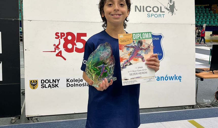 Genç eskrimciler Avrupa'da podyumda