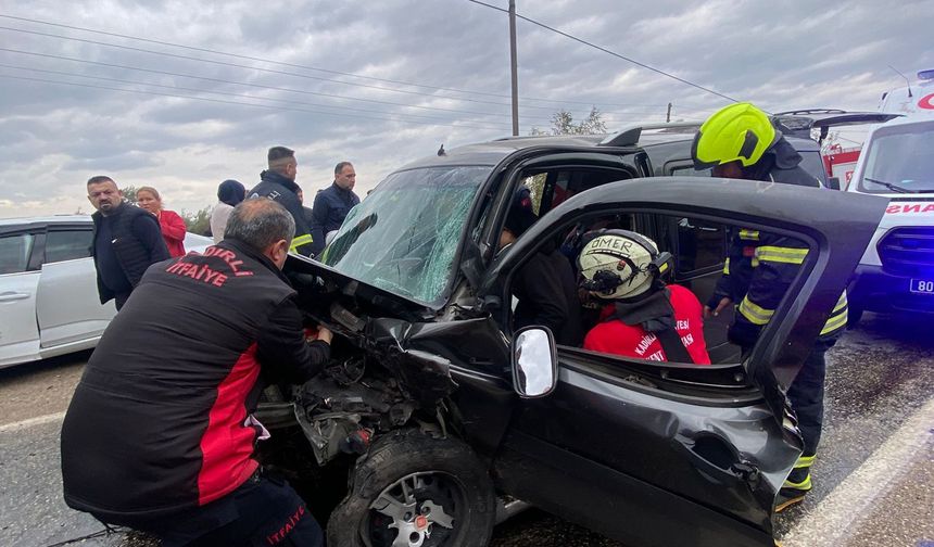 Hafif ticari araçla otomobil çarpıştı: 1 ölü, 3 yaralı