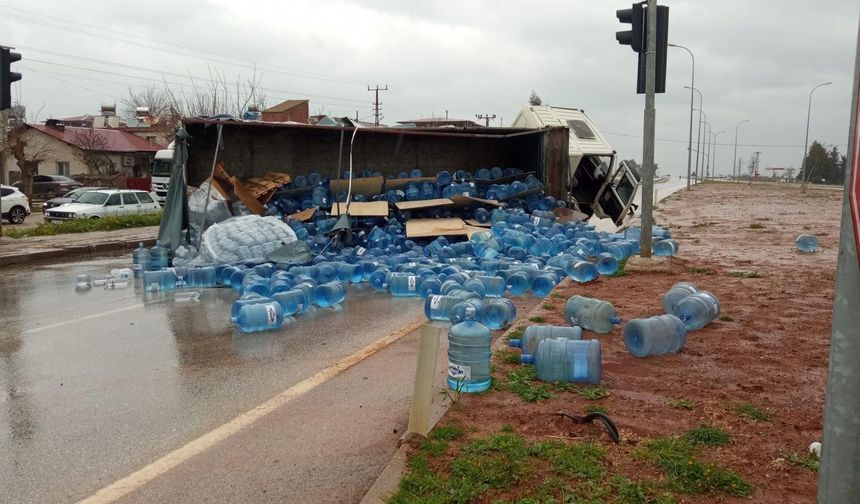 Hassa'da kamyon devrildi, damacanalar yola savruldu