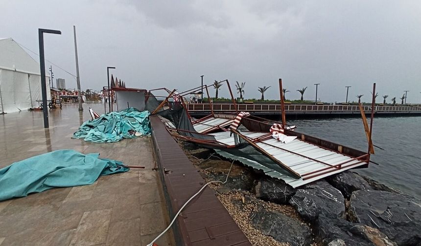 Hatay'da kuvvetli rüzgar; çatılar uçtu, stantlar yıkıldı