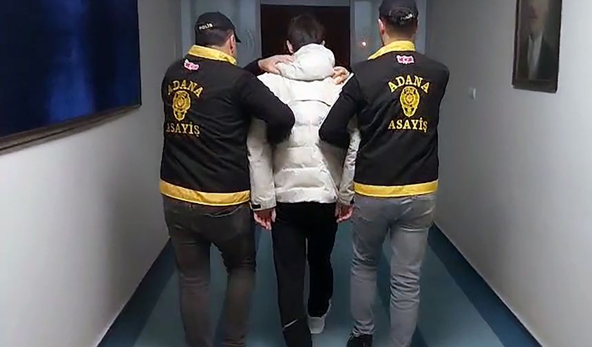 Kaldırım taşıyla kırdıkları vitrinlerdeki cep telefonu ve elektronik ürünleri çaldılar