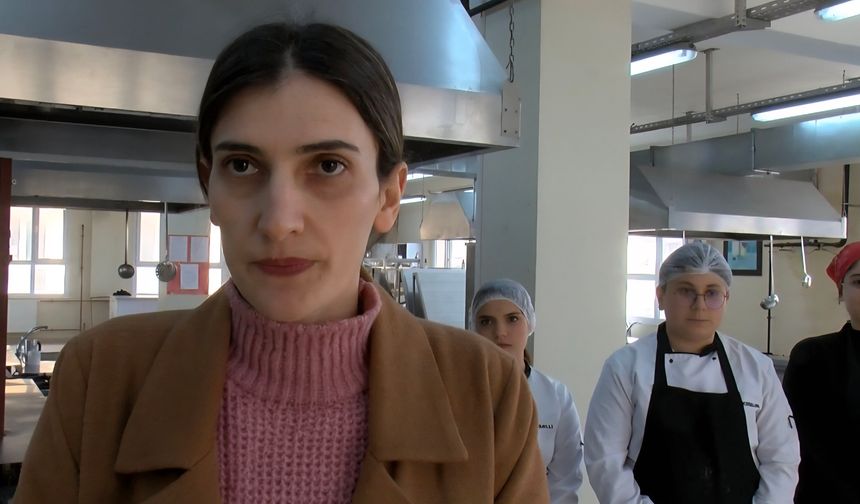 Lise öğrencileri hem meslek öğreniyor hem para kazanıyor