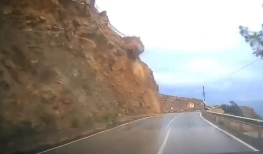 Mersin'de cipin kaya parçalarının altında kaldığı heyelan kamerada