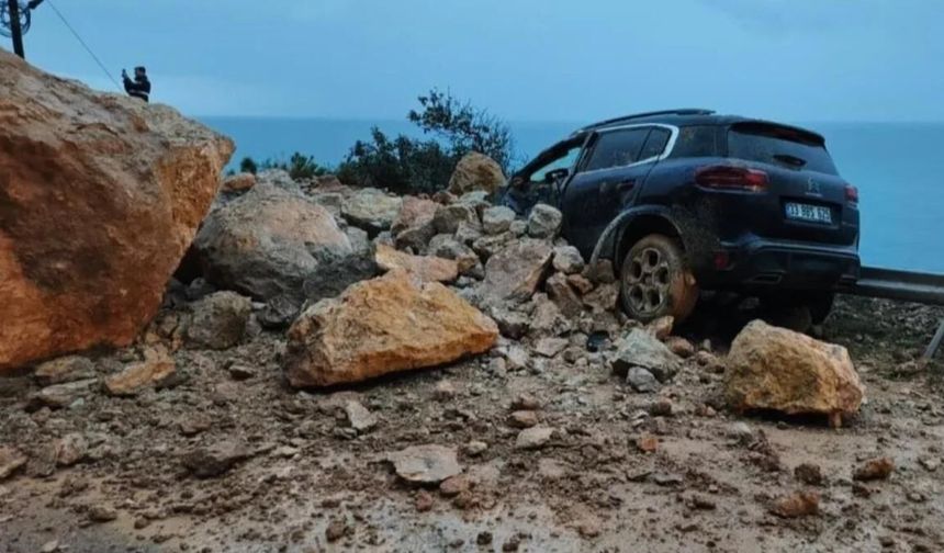 Mersin'de heyelan; kaya parçalarının altında kalan cipin sürücüsü yaralandı