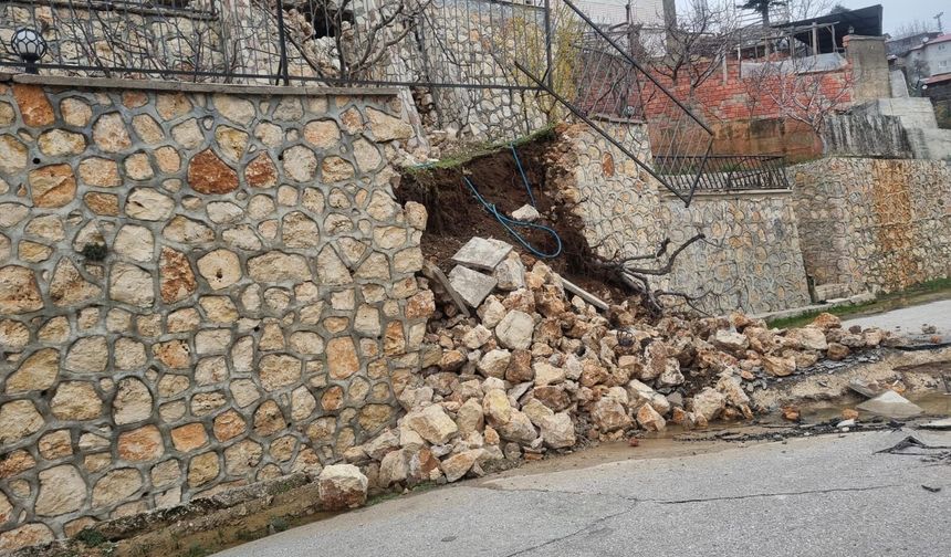 Mersin'de heyelan nedeniyle bazı evler zarar gördü