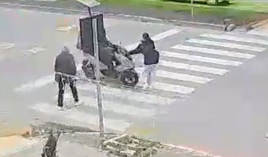 Mersin'de motokuryenin yaya geçidinde çocuğa çarptığı kaza kamerada: 1 yaralı