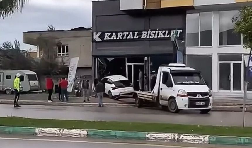 Osmaniye'de otomobilin iş yerine daldığı kaza kamerada