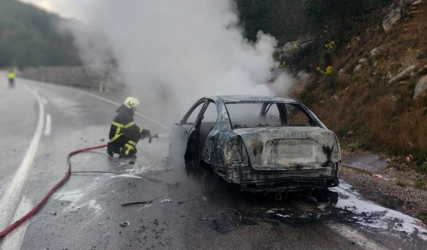 Seyir halindeki otomobil yandı