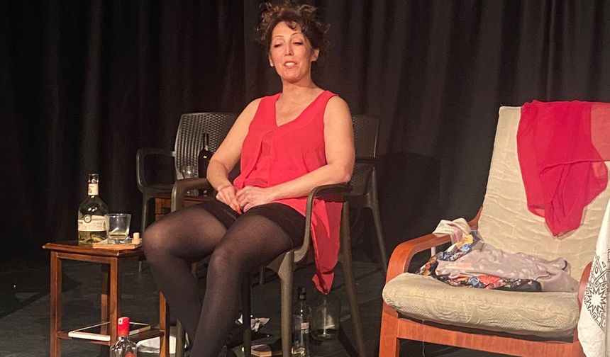 Tiyatromans’tan Sert ve Gerçekçi Bir Kadın Oyunu: “Yarın Çok Uzak”