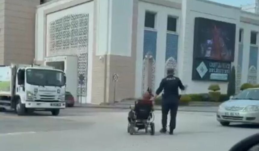 Akülü sandalyedeki kadına polis memurundan yürek ısıtan yardım