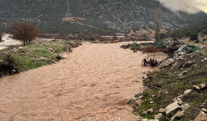 Antalya'da sağanak; dereler taştı, tarım alanlarını su altında kaldı