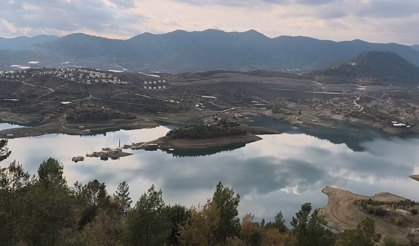 Baraj doldu, eski mahalleden geriye sadece minarenin bir bölümü kaldı