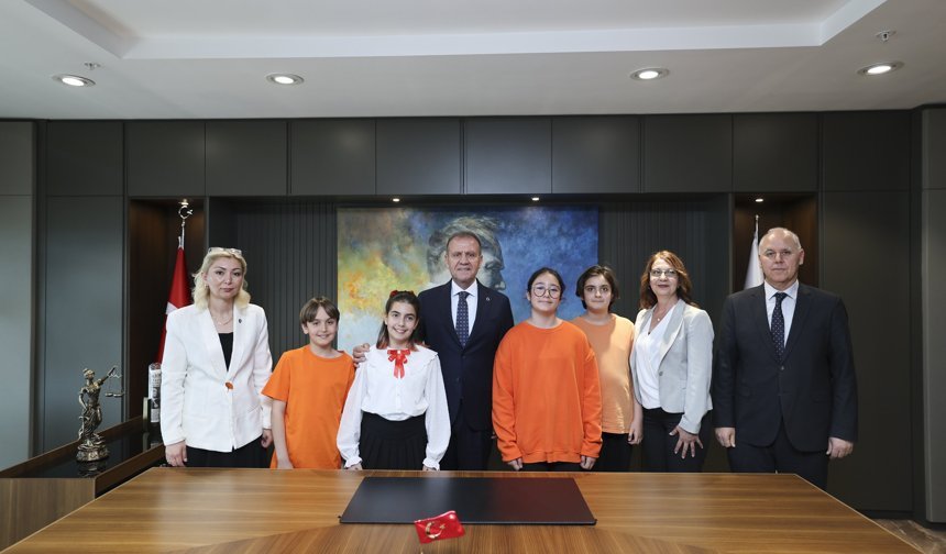 Başkan Seçer, 23 Nisan dolayısıyla makamını öğrencilere devretti