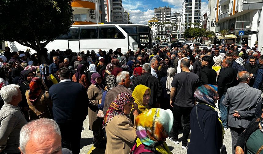Erdemli'de umre yolcuları dualarla uğurlandı