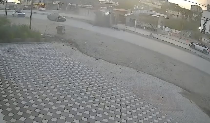 Hafriyat kamyonunun devrildiği kaza güvenlik kamerasına yansıdı