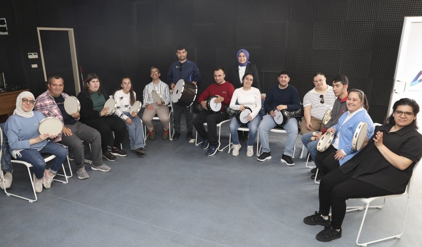 Mersin'de engeller müziğin ritmi ile aşılıyor