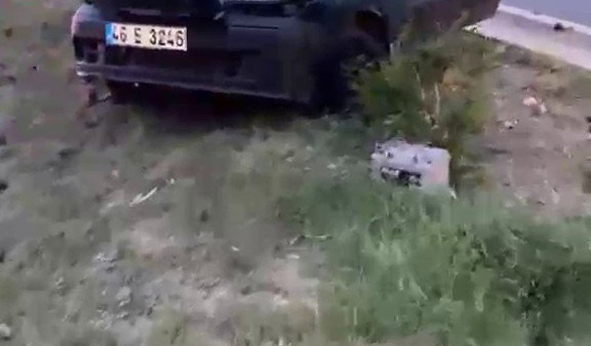 Mersin'de kazanın ardından aydınlatma direğine çarpan otomobil ikiye bölündü: 4 yaralı