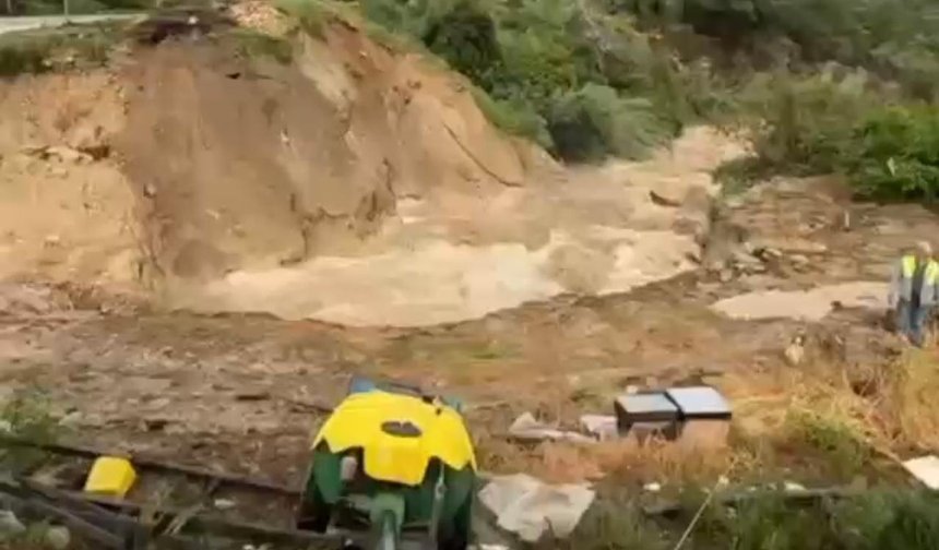 Mersin'de sağanak nedeniyle yol çöktü