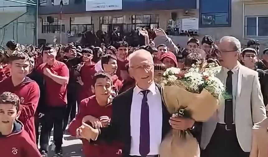 Osmaniye'de 43 yıllık öğretmen alkışlarla emekli oldu