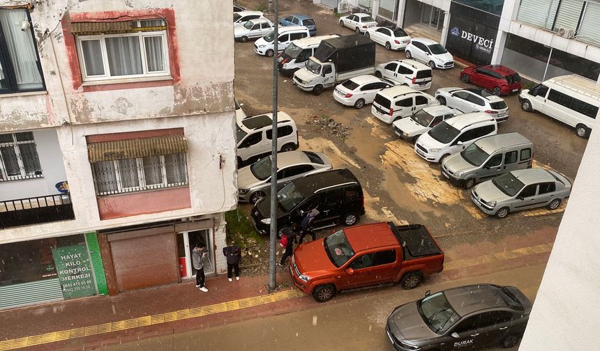 Osmaniye'de yağmur ve dolu etkili oldu, toz taşınımı görüşü düşürdü