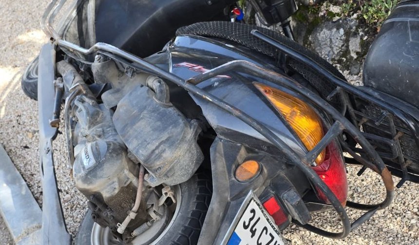 Refüje çarpan motosikletli yaralandı