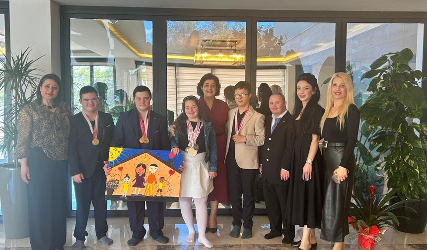 Vali Yavuz'un eşi Süreyya Yavuz, özel gereksinimli bireyleri misafir etti