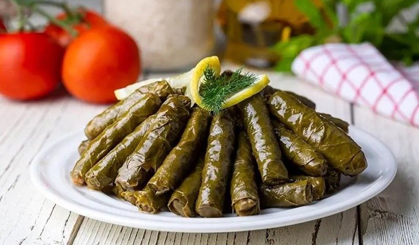 Osmanlı’dan Günümüze Uzanan İstanbul Usulü Zeytinyağlı Sarma Tarifi, Kuş Üzümü ve Fıstıkla Efsane Lezzet