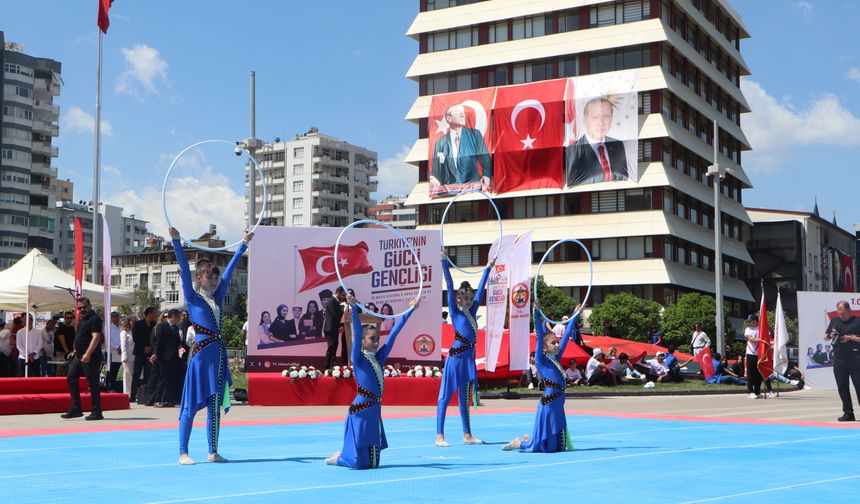 Adana'da 19 Mayıs coşkusu; Down sendromlu gençten Türk bayraklı gösteri