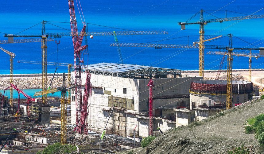 Akkuyu NGS'nin 3'üncü Güç Ünitesinin makine dairesine ana köprülü vinç yerleştirildi