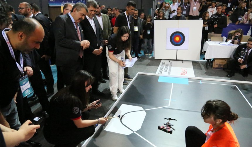 Bakan Tekin, Antalya'da robot yarışmasına katıldı