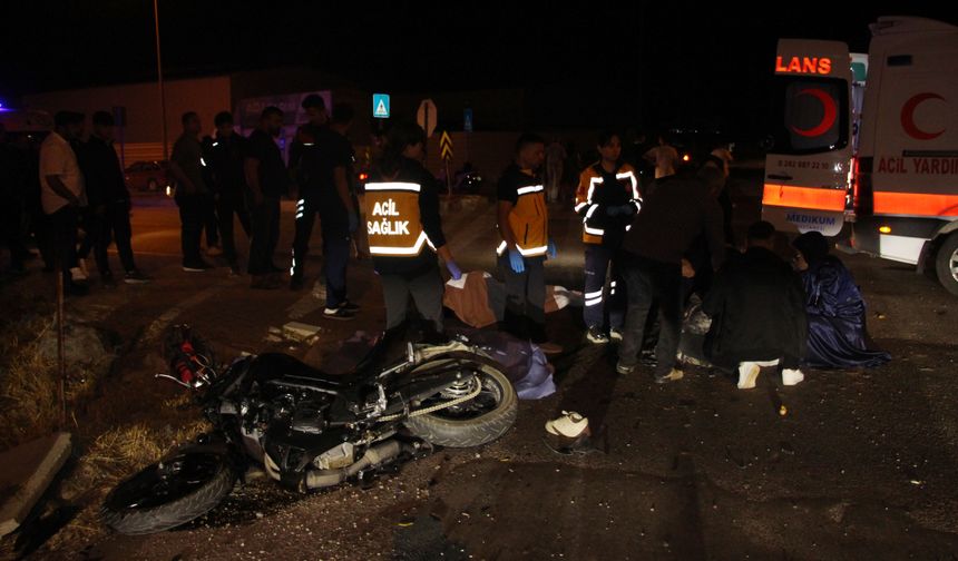 Çöp kamyonuyla çarpışan motosikletteki 2 kişi öldü