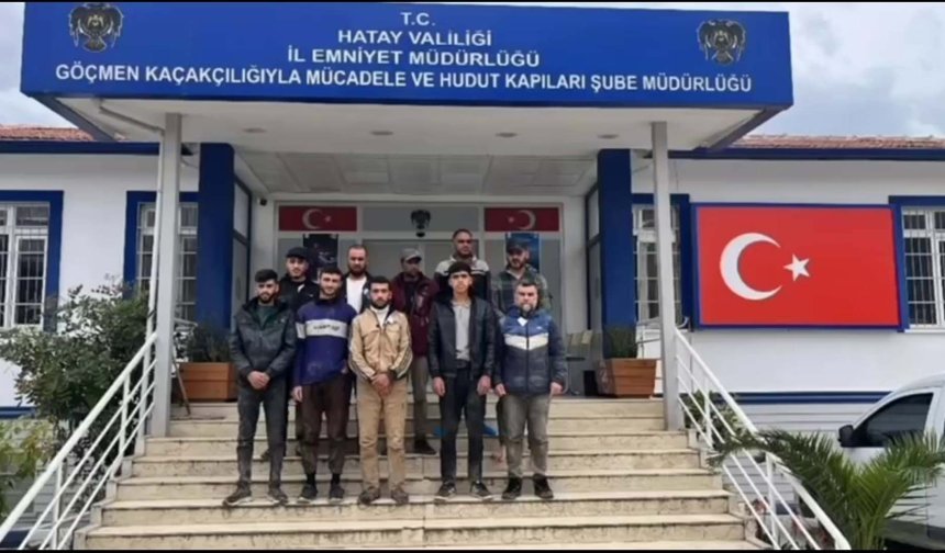 Hafif ticari araçtaki kaçak göçmenlere örtülü kamuflaj