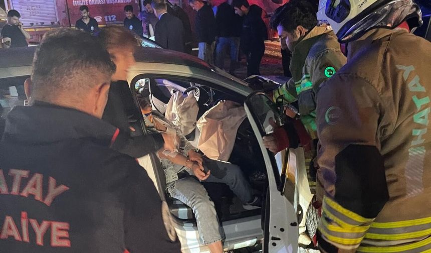 Hatay'da otomobiller çarpıştı: 2'si çocuk 6 yaralı