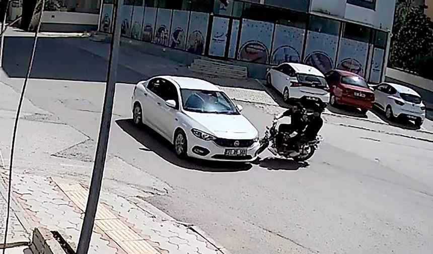 Kavşakta otomobile çarpan motosiklettekiler takla atıp, asfalt zemine düştü