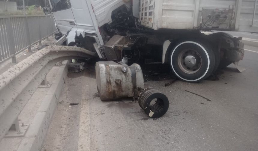 Korkuluklara çarpan TIR'ın şoförü yaralandı